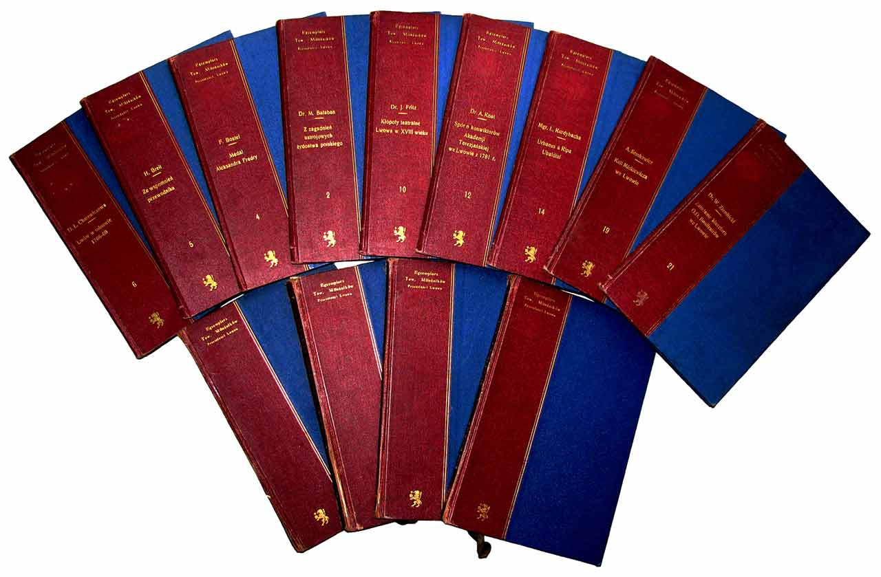 Верхній ряд: окремі відбитки ХХХІ–ХХХІІ тому серії „Biblotekia Lwowska“, нижнй ряд: томи серії „Biblotekia Lwowska“