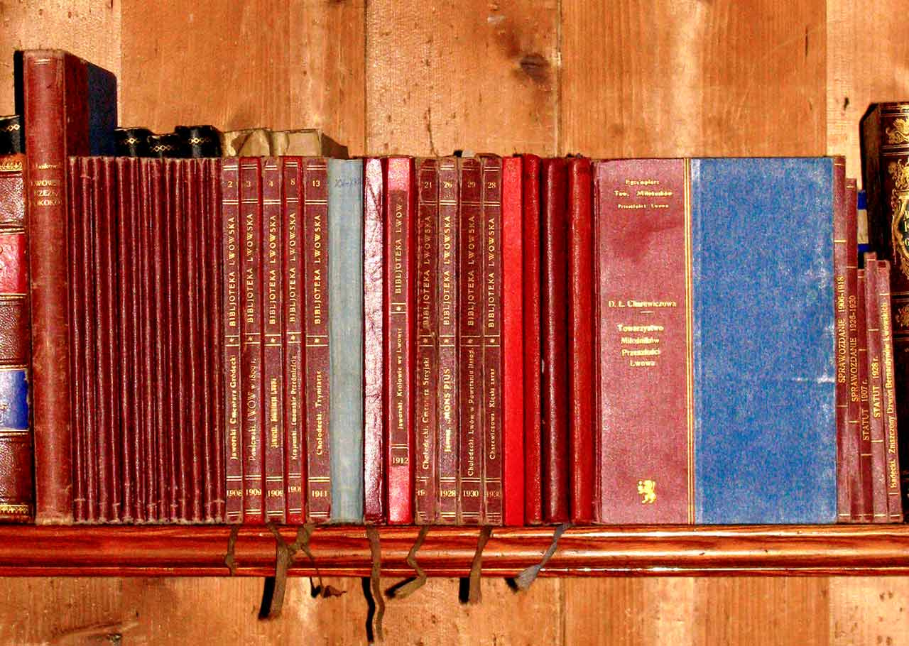 Одна із полиць бібліотеки Львівського історичного музею