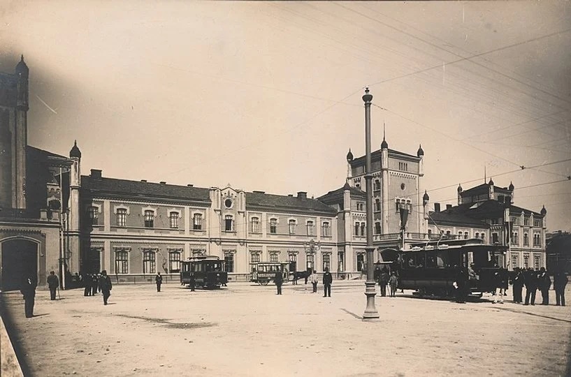 Головний залізничний вокзал у Львові до 1900 року (фото з Вікіпедії)