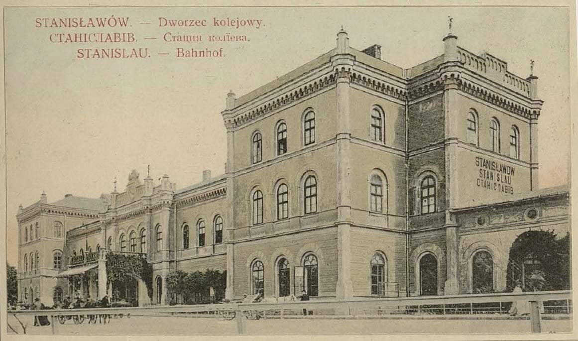 Вокзал в Івано-Франківську (Станіславові)