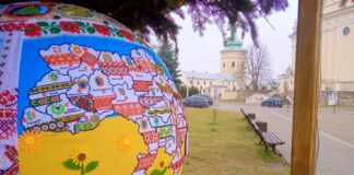 Жовківчанка встановила рекорд України, створивши найбільшу вишиту різдвяну кулю