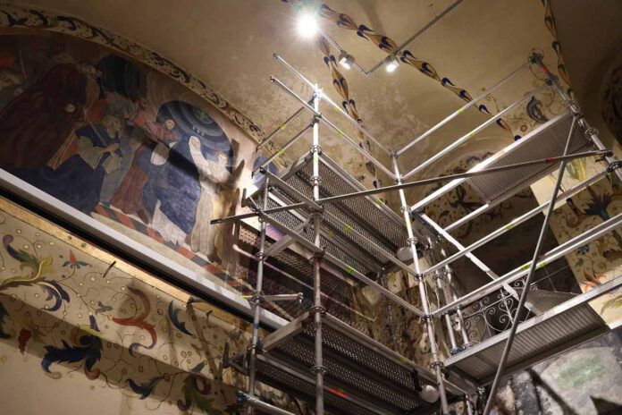 У Львові реставрують унікальні фрески Яна Генрика Розена у каплиці костелу