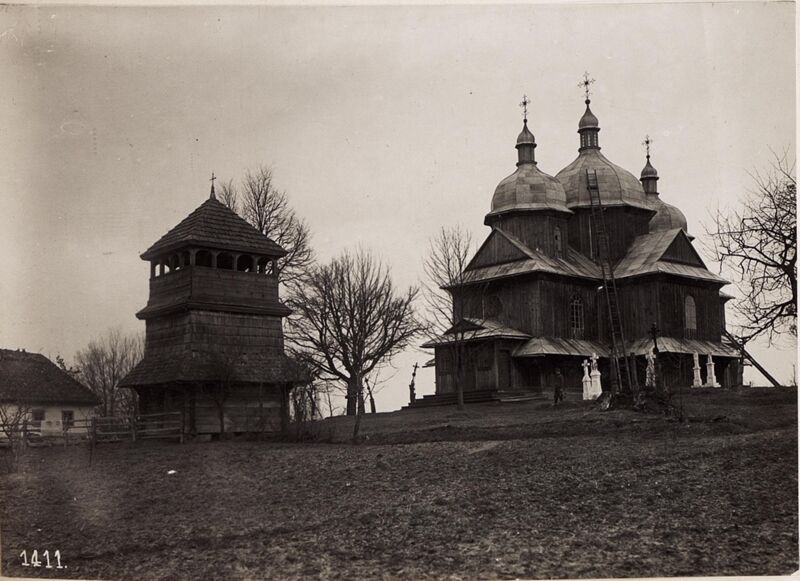 Деревʼяний храм та дзвіниця в селі Батиїв (зараз в Шептицькому районі), 1914-1918 рр.