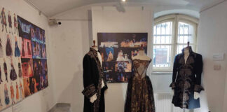 Розділ експозиції виставки «Intuitum et logicam». Костюми авторства Ізабели Строняс.