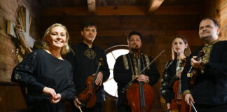 Відома українська піаністка Віоліна Петриченко разом зі струнним квартетом “Фенікс” у складі — Микола Гав’юк (скрипка), Петро Тітяєв (скрипка), Анна Бура (альт), Денис Литвиненко (віолончель) фото: Володимир Вірстюк