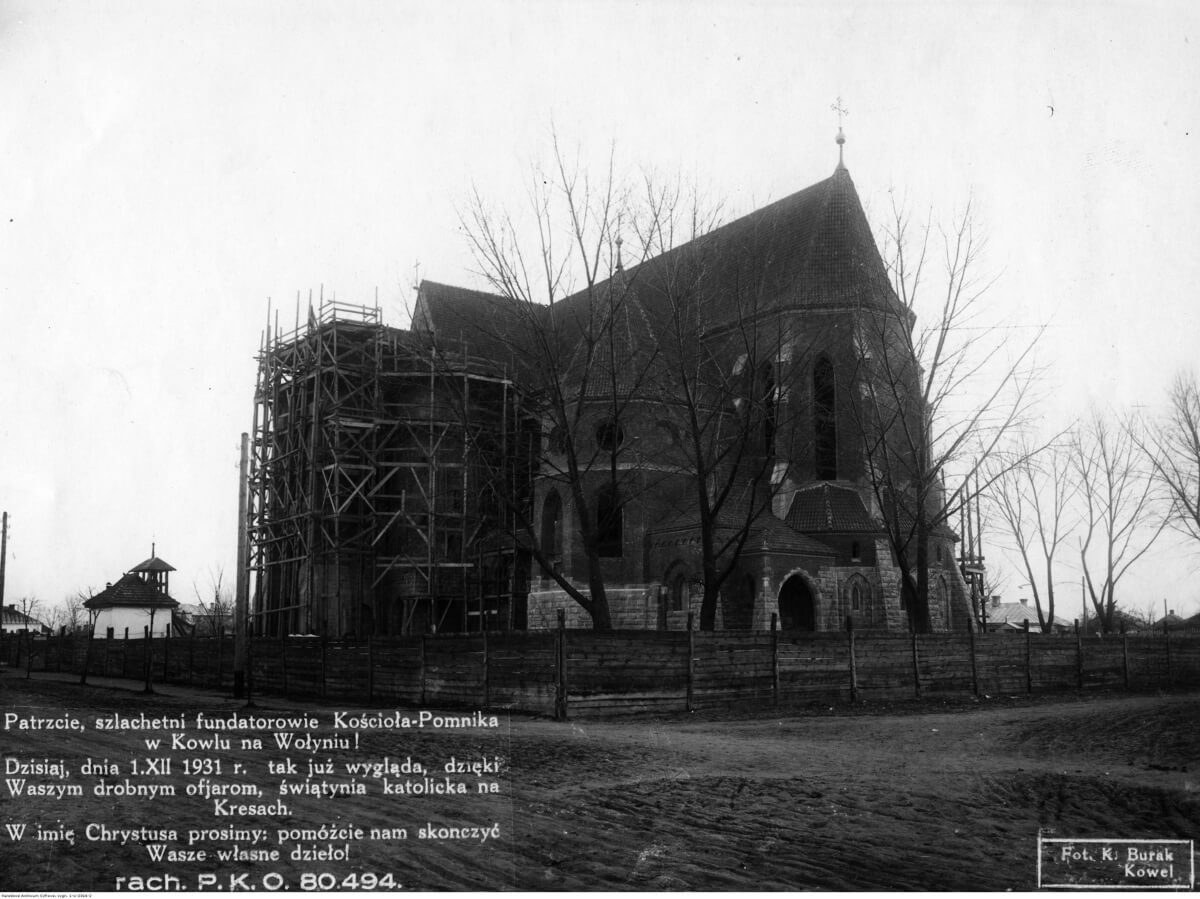 Підпис на фото гласить: “Дивіться, вельмишановні фундатори костелу-пам’ятника в Ковелі на Волині! Сьогодні, першого грудня 1931 року, завдяки вашим невеличким пожертвам ось так виглядає католицька святиня на Кресах. Іменем Христа просимо допожіть нам закінчити вашу власну справу”. І подається рахунок для пожертв