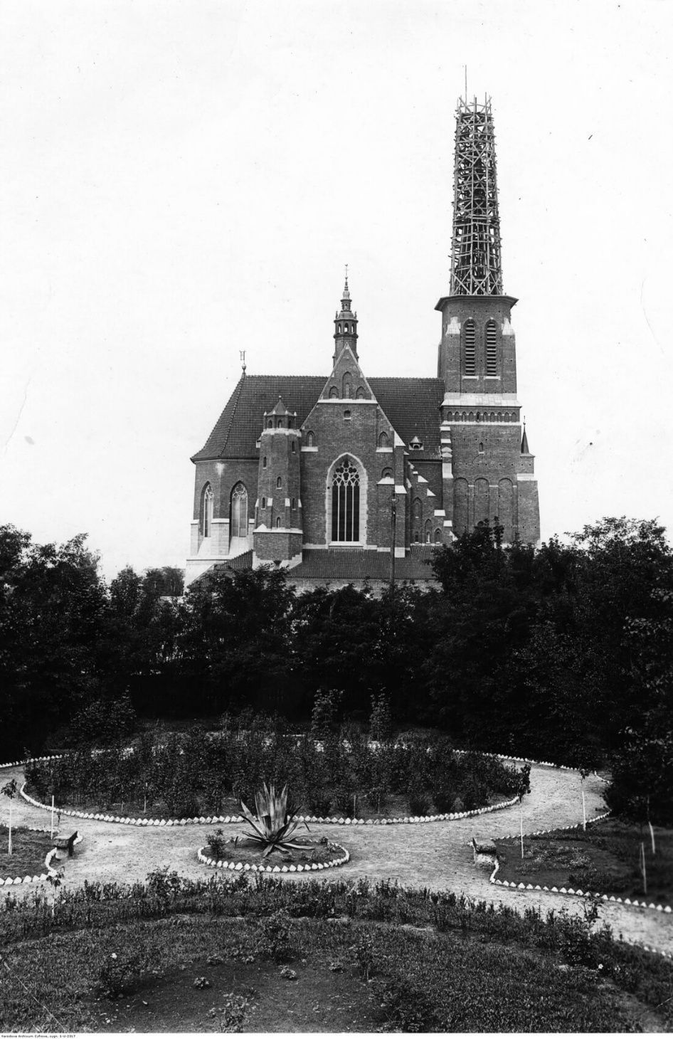 Костел з ще недобудованою головною вежею