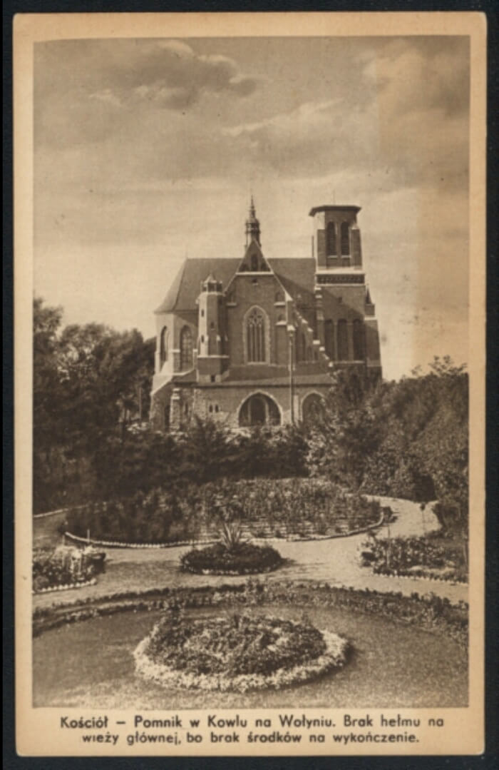 Підпис унизу листівки: “Костел-пам’ятник у Ковелі на Волині. На головній вежі бракує верхівки, оскільки не вистачає коштів на її завершення” 