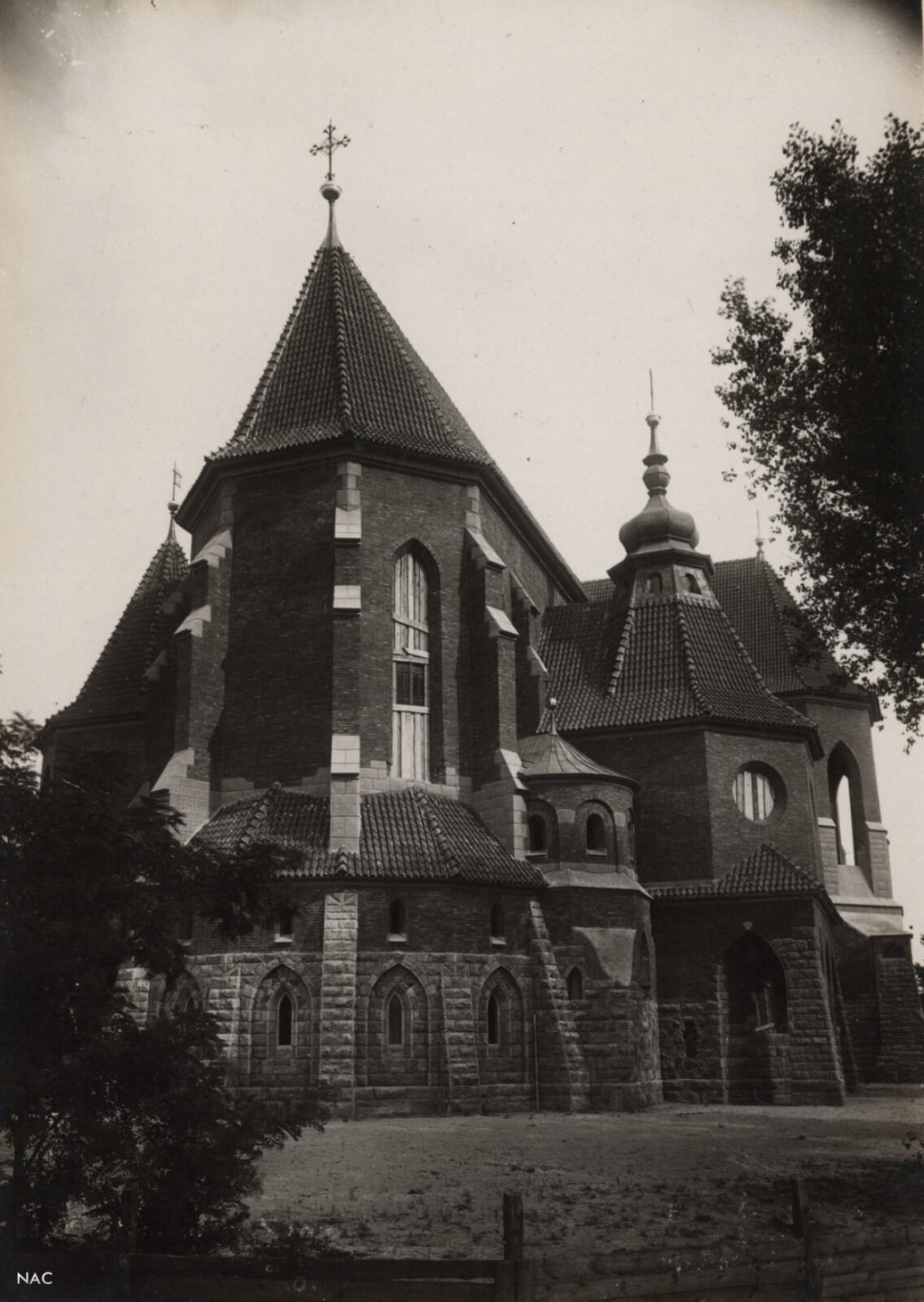 Навіть ще незавершений храм вражав своєю монументальністю