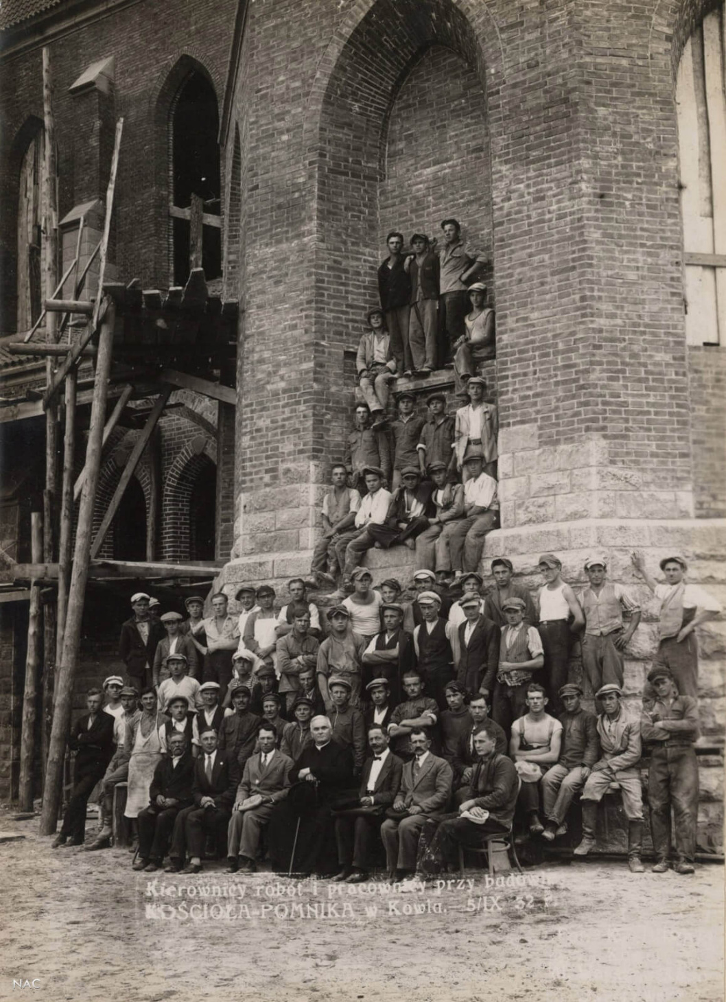 Підпис гласить, що на фото – керівники і працівники на будівництві костелу в Ковелі, 5 вересня 1932 року 