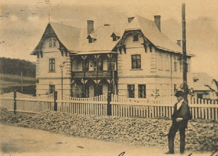 Чоловік на фоні вілли нотаріуса, Винники, 1904 рік