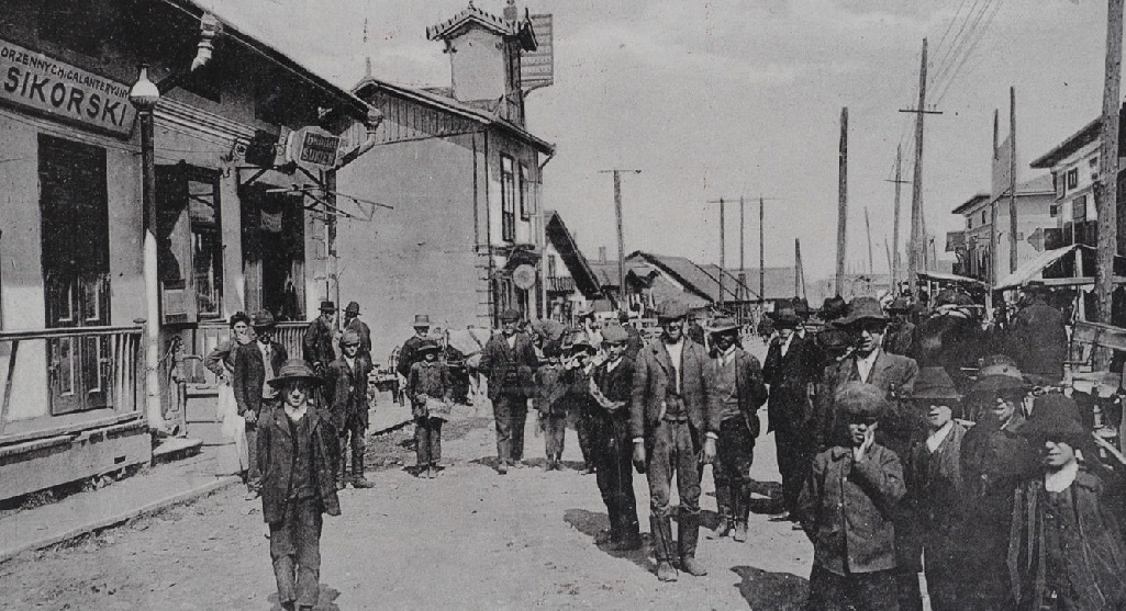 Чоловіки та діти на вулицях Борислава, 1908 рік.