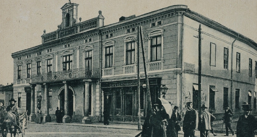 Жителі Бродів біля Європейського готелю, листівка до 1918 р.