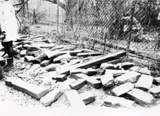 Відкопування залишків потрощених надмогильних хрестів - з могил Січових Стрільців та воїнів УГА на вул. Сахарова. Лютий, 1990 р. Фото: Данило Бічуя