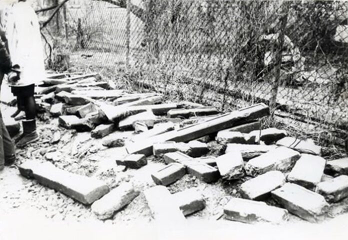 Відкопування залишків потрощених надмогильних хрестів - з могил Січових Стрільців та воїнів УГА на вул. Сахарова. Лютий, 1990 р. Фото: Данило Бічуя