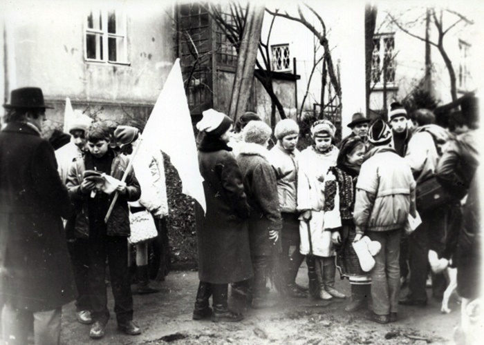 Відкопування залишків потрощених надмогильних хрестів - з могил Січових Стрільців та воїнів УГА на вул. Сахарова. Лютий, 1990 р.