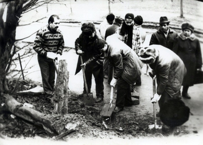 Відкопування залишків потрощених надмогильних хрестів - з могил Січових Стрільців та воїнів УГА на вул. Сахарова. Лютий, 1990 р.