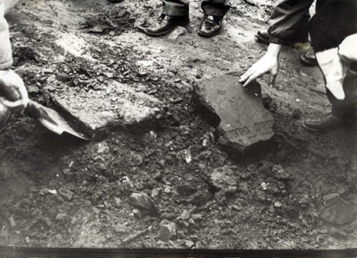 Відкопування залишків потрощених надмогильних хрестів - з могил Січових Стрільців та воїнів УГА на вул. Сахарова. Лютий, 1990 р.