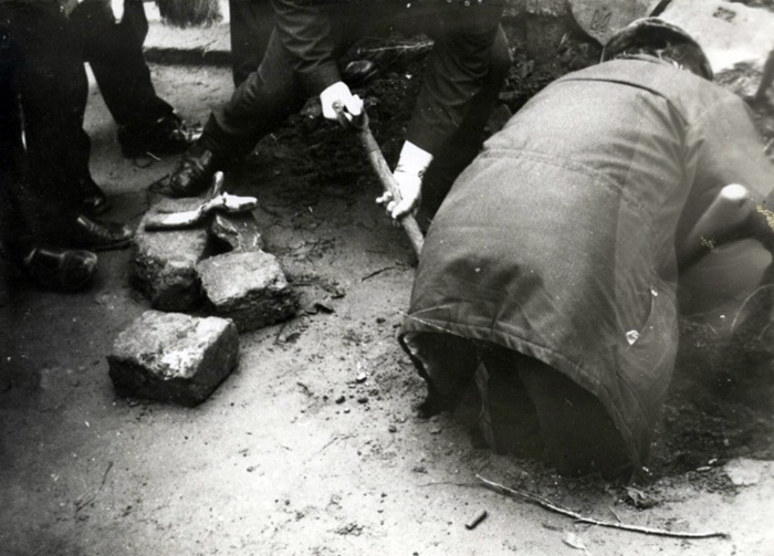 Відкопування залишків потрощених надмогильних хрестів - з могил Січових Стрільців та воїнів УГА на вул. Сахарова. Лютий, 1990 р.