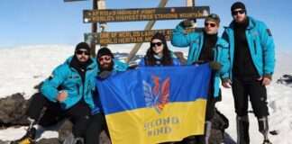 Воїн Михайло Матвіїв з Львівщини, який отримав протез внаслідок важкого поранення, разом з іншими п’ятьма українськими військовими піднявся на Кіліманджаро