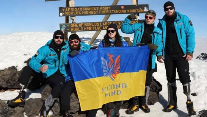 Воїн Михайло Матвіїв з Львівщини, який отримав протез внаслідок важкого поранення, разом з іншими п’ятьма українськими військовими піднявся на Кіліманджаро