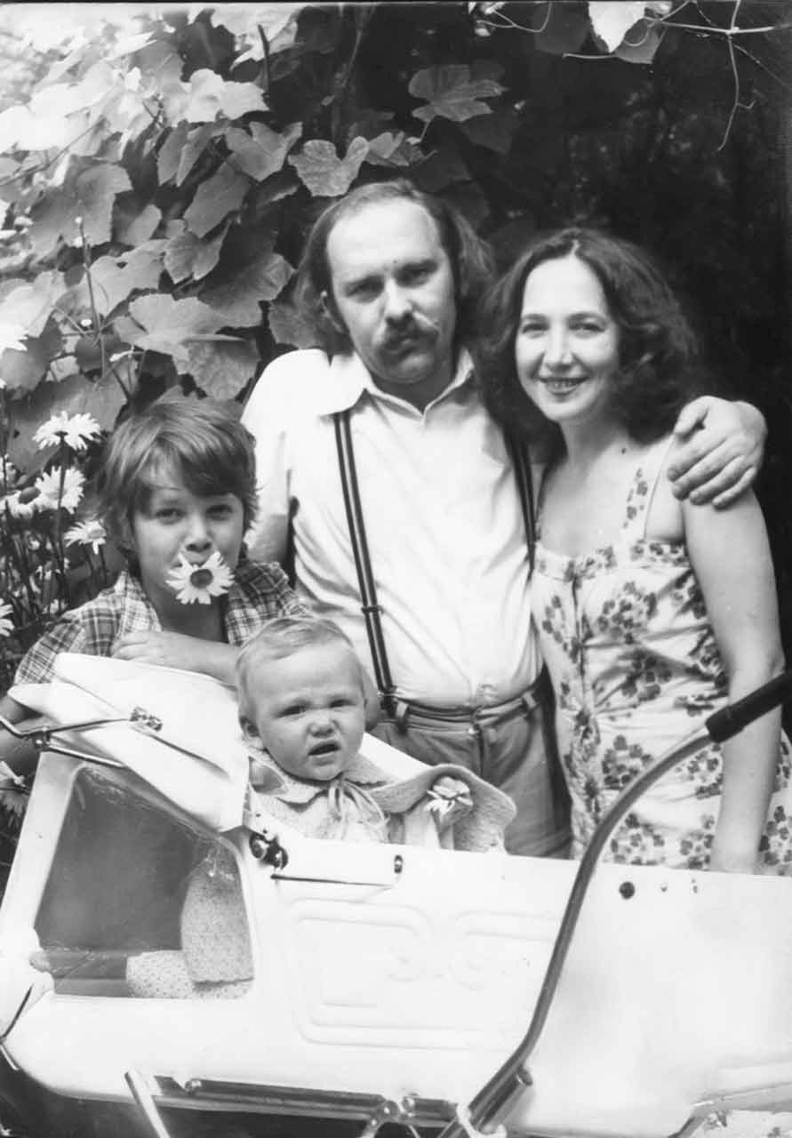 Грицько Чубай з сімєю - дружиною і дітьми Тарасом та Соломією