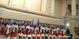 Учасники літературно-мистецького дійства виконують один зі Шевченкових творів на сцені Франкового Університету