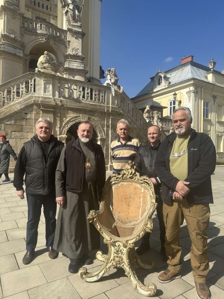 Вкрадене крісло Митрополита Андрея Шептицького, фото Львівської архиєпархії УГКЦ