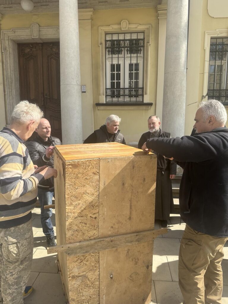 Вкрадене крісло Митрополита Андрея Шептицького, фото Львівської архиєпархії УГКЦ