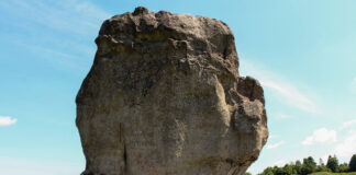 Чортів камінь у селі Підкамінь на Львівщині