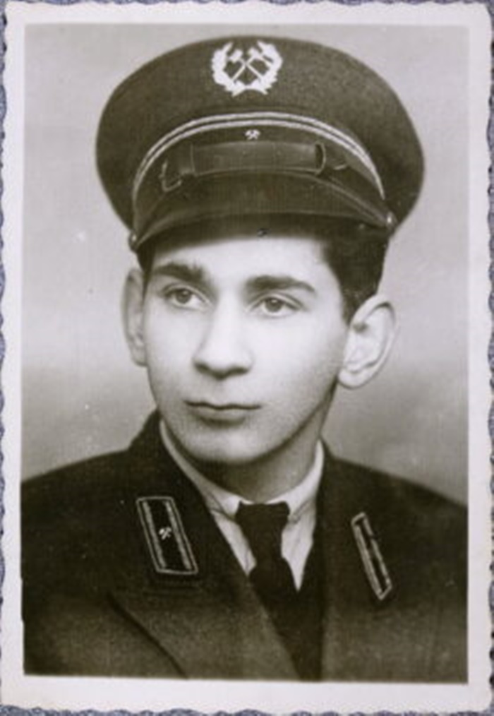 Богдан у час повернення батька з таборів. Наводжу це фото через деякі виразно вірменські риси хлопця