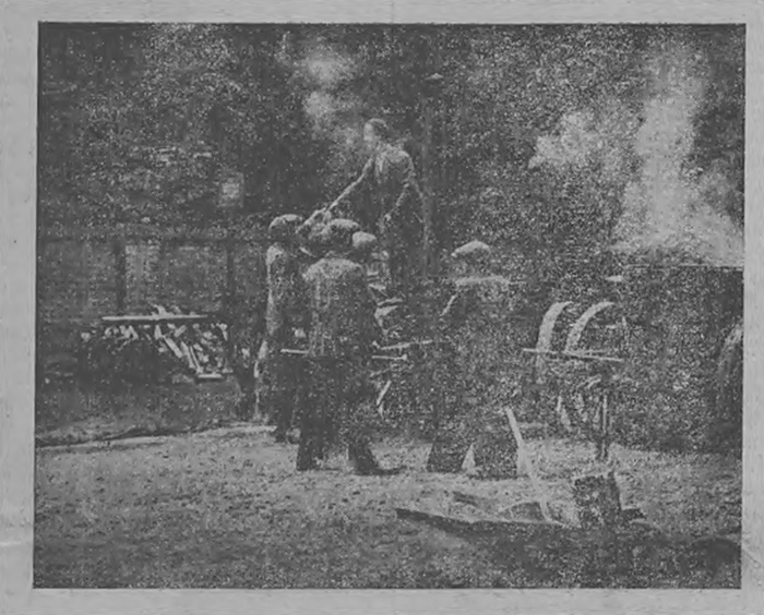 Робітники топлять асфальт. Львів, 1936 р. (Джерело: газета "Правда" № 25 за 1936 р.)