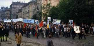 Першотравнева демонстрація у Львові 1989 року. Світлина Богдана Гладуна