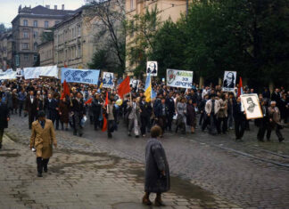 Першотравнева демонстрація у Львові 1989 року. Світлина Богдана Гладуна