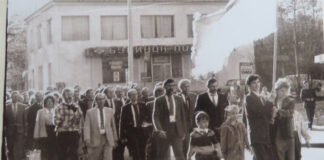 Трускавчани несуть встановлювати прапор на міську раду, 2 квітня 1990 р.