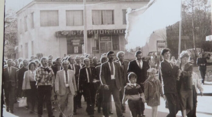 Трускавчани несуть встановлювати прапор на міську раду, 2 квітня 1990 р. Трускавчани несуть встановлювати прапор на міську раду, 2 квітня 1990 р.