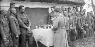 Капелан освячує їжу для стрільців, 1916 рік