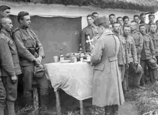 Капелан освячує їжу для стрільців, 1916 рік