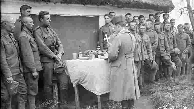 Капелан освячує їжу для стрільців, 1916 рік