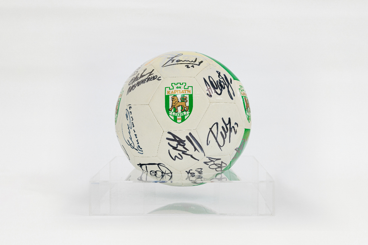 Футбольний м’яч з автографами гравців ФК «Карпати»