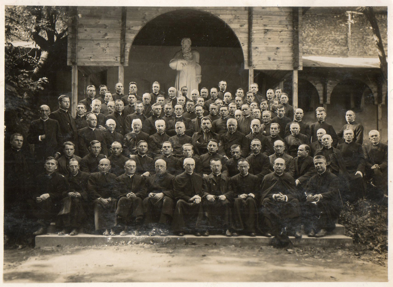 Пам’ятник Шептицькому, встановлений у дворі Духовної семінарії, 1930-ті рр. 