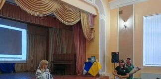 Під час презентації фільму виступає мати Валентина Матвіїв, справа: авторка - Аліна Штемпель і батько Героя Тарас