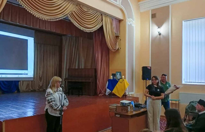 Під час презентації фільму виступає мати Валентина Матвіїв, справа: авторка - Аліна Штемпель і батько Героя Тарас