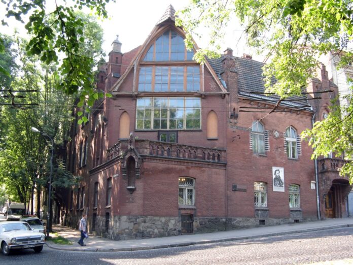 Навчання у Львові та пенсія у Лондоні, або у майстерні “бородатого чаклуна”