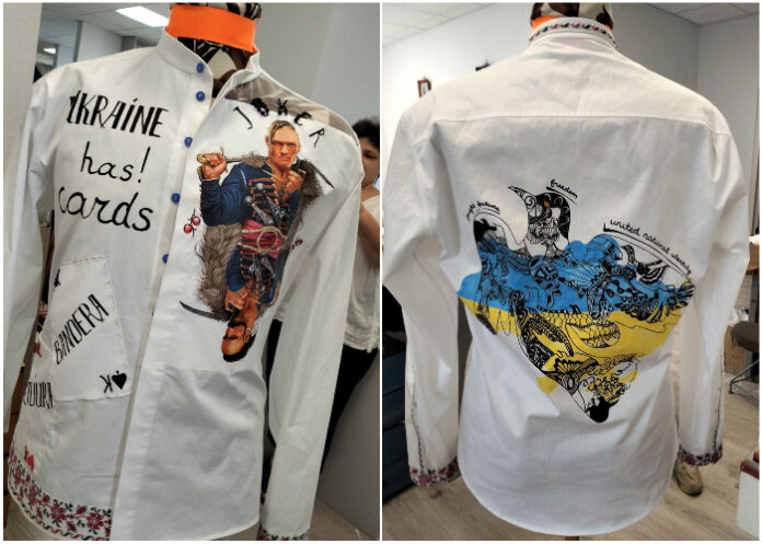 «Україна має карти!»: Усику перед боєм в Лондоні подарували унікальну вишиванку