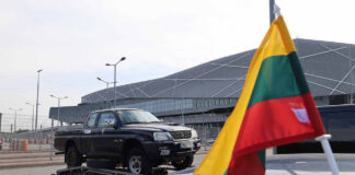 Литовські волонтери передали 42 автомобілі для українських захисників