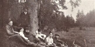 Відпочинок мандрівників після поїздки Бескидами, 1912 рік, фот. Wędrowiec pismo illustrowane poświęcone turystyce i sportowi w kraju i zagranicą, 1912. Від Сколе до Мукачева: неймовірна веломандрівка Рудольфа Вацека 1912-го року #історія