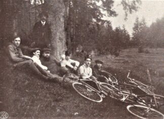 Відпочинок мандрівників після поїздки Бескидами, 1912 рік, фот. Wędrowiec pismo illustrowane poświęcone turystyce i sportowi w kraju i zagranicą, 1912. Від Сколе до Мукачева: неймовірна веломандрівка Рудольфа Вацека 1912-го року #історія