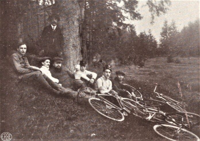 Відпочинок мандрівників після поїздки Бескидами, 1912 рік, фот. Wędrowiec pismo illustrowane poświęcone turystyce i sportowi w kraju i zagranicą, 1912. Від Сколе до Мукачева: неймовірна веломандрівка Рудольфа Вацека 1912-го року #історія