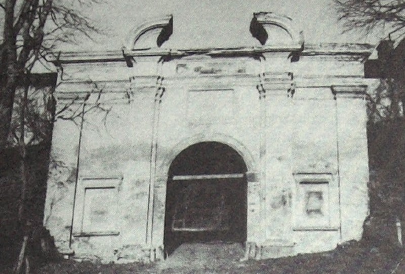 Старовинна брама біля палацу в Конюхах, єдине фото, зроблене до 1939 року. Джерело Roman Aftanazy. Dzieje rezydencji na dawnych kresach Rzeczypospolitej. T.5